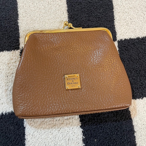 dooney & bourke pebble grain leather coin purse clutch credit card slots toffee - Picture 1 of 5